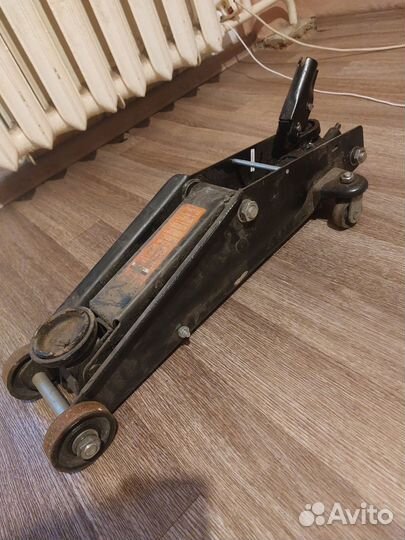 Домкрат подкатной пневматический