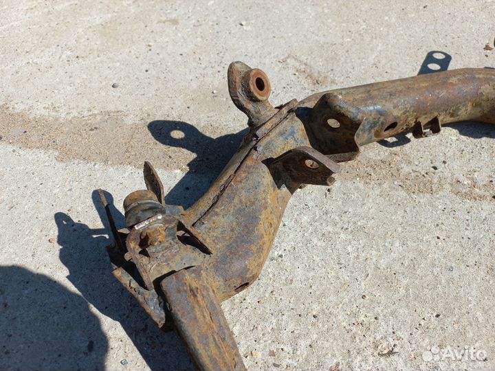 Рычаг задний нижний левый Toyota Avensis 2 T250