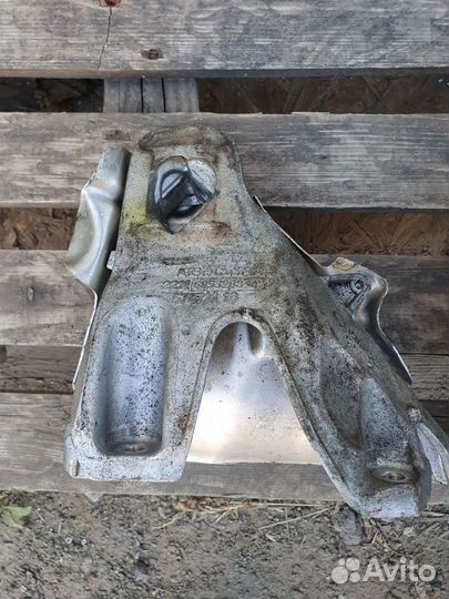 Кронштейн двигателя правый BMW X5 F15,X6 F16