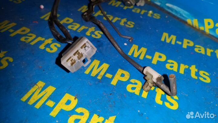 Замок двери передний правый Mazda Mpv LV5W lvlr