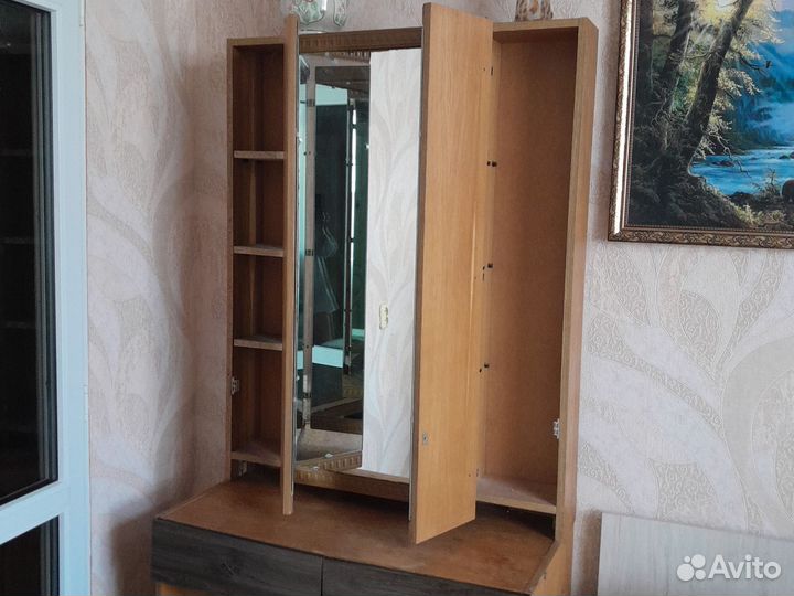 Дамский столик с зеркалом