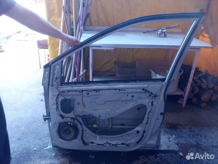 Автомобильная дверь