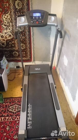 Беговая дорожка с электрическим изменением угла