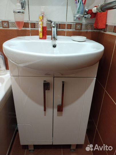 Тумба для ванной с раковиной и смесителем
