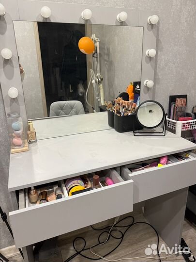 Туалетный столик с зеркалом и подсветкой