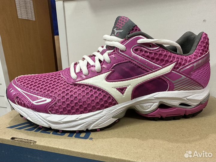 Кроссовки беговые Mizuno Wave Legend Women EU38.5