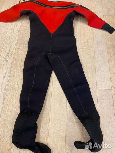 Сухой гидрокостюм для дайвинга