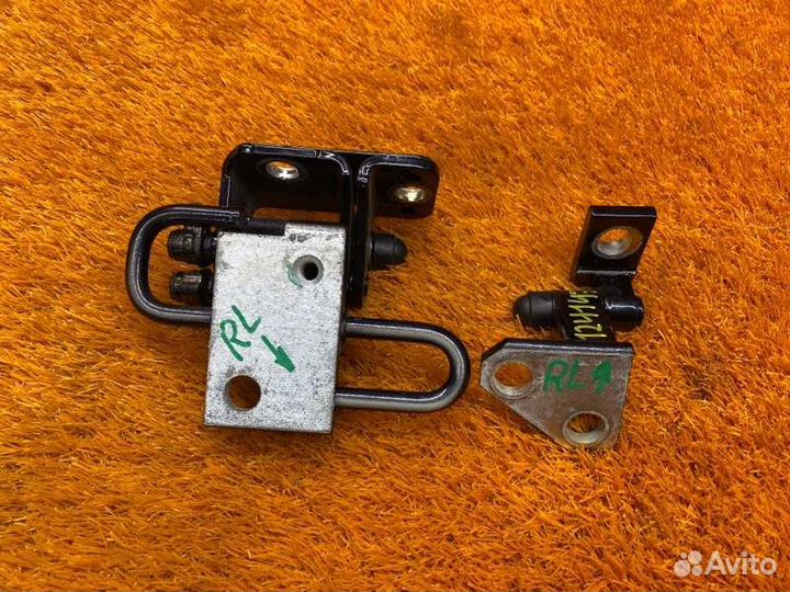 Петля двери задняя правая Volkswagen Passat B7