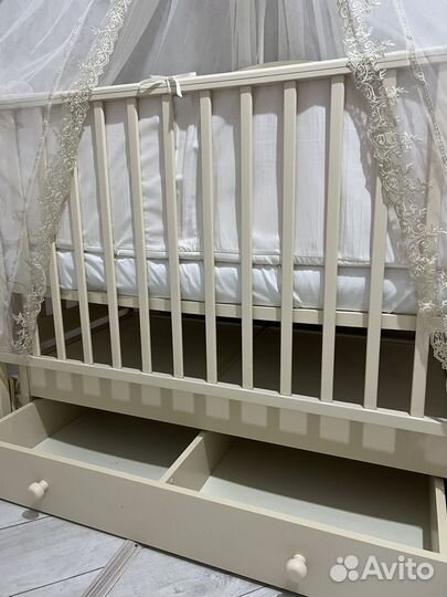 Детская кроватка с маятником и ящиком