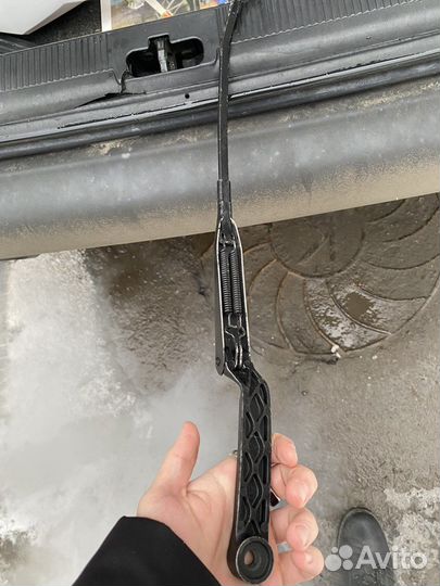 Поводок стеклоочистителя Audi A6 C4