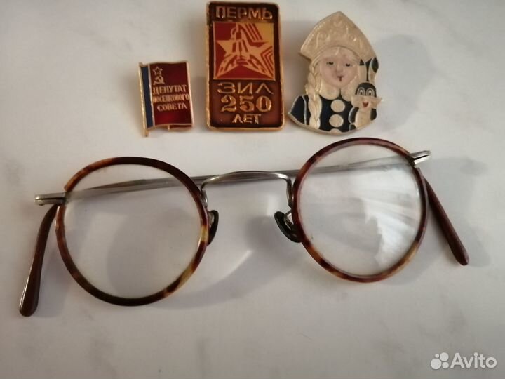 Значки зил, снегурочка, очки