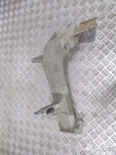 Кронштейн переднего бампера правый renault 7420819