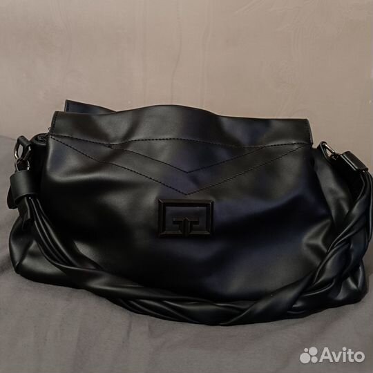 Сумка черная на плечо на магнитах