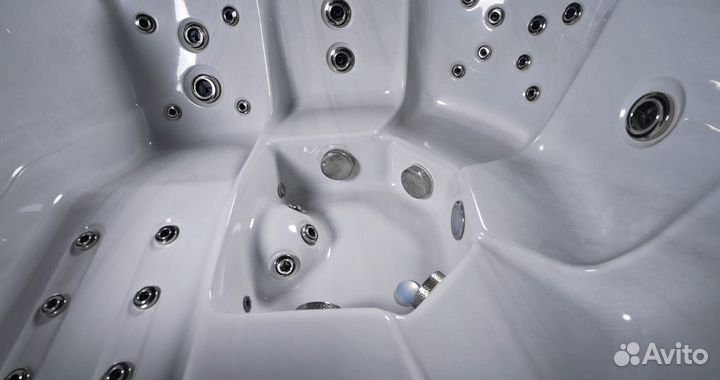 Гидромассажный спа бассейн