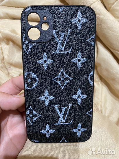 Чехлы на iPhone 11