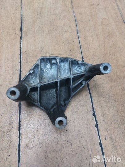 Кронштейн двигателя Opel Astra H Z14XEP