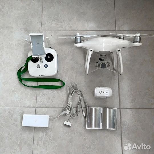 Квадрокоптер DJI Phantom 4