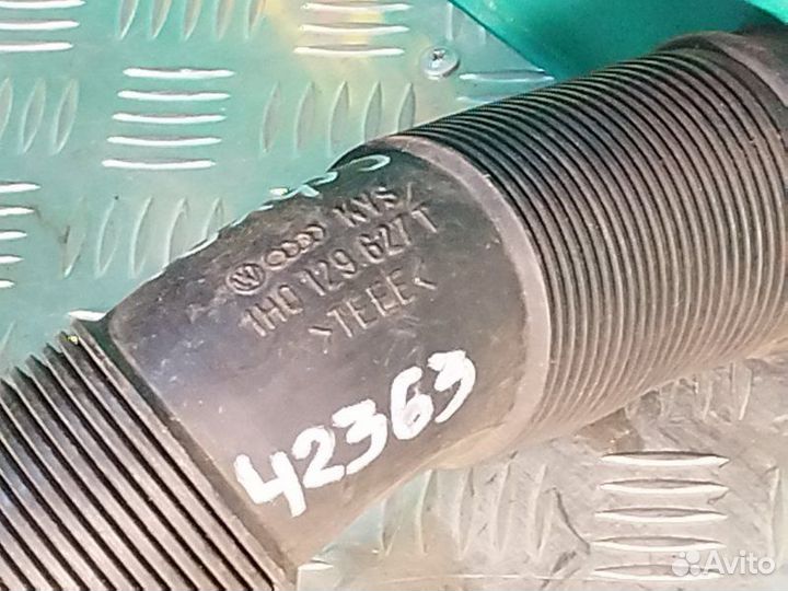 Патрубок воздушного фильтра Volkswagen Golf 3