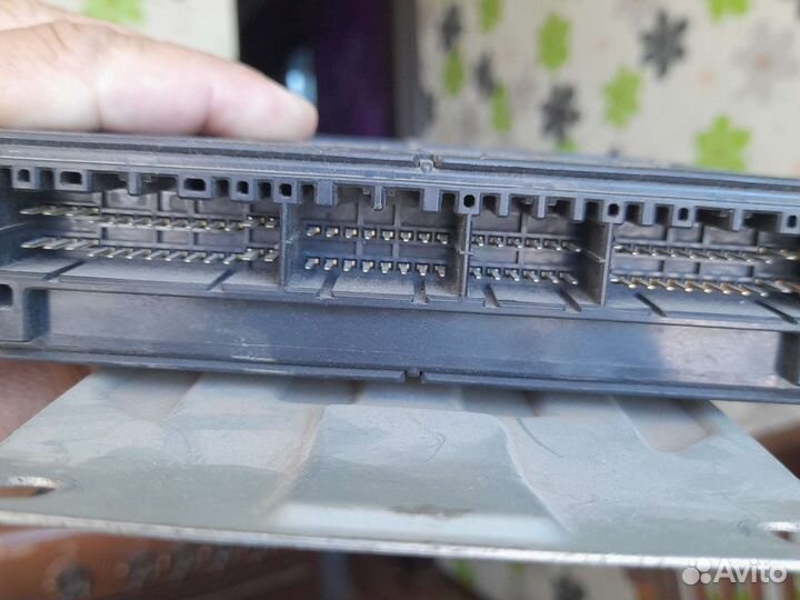 Блок управления двигателем на Mitsubishi Carisma