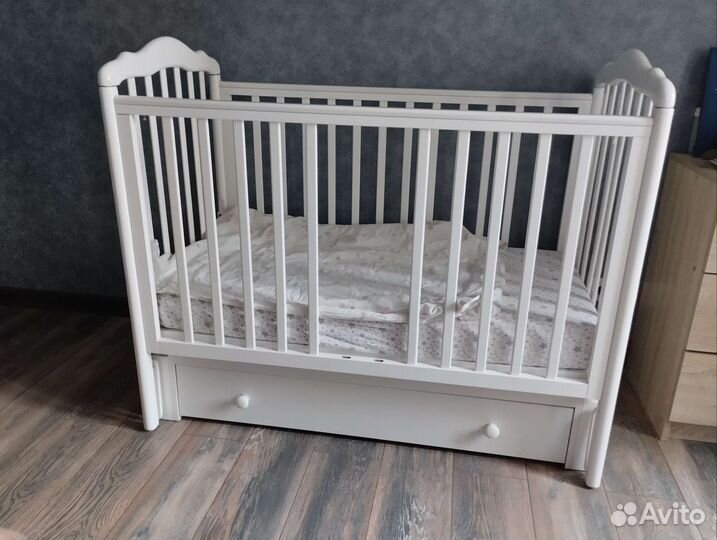 Детская кроватка с маятником