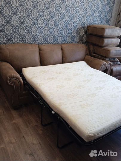 Кожаный диван с креслами.Новые