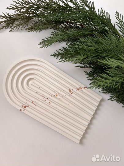 Подставка из гипса с вазой