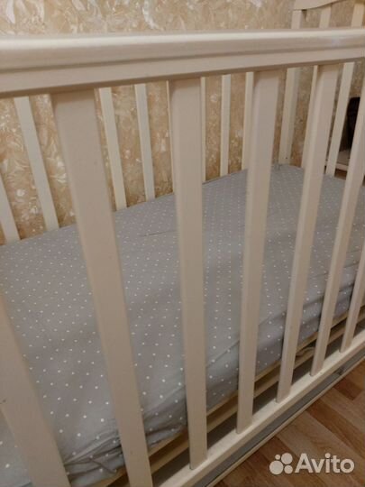 Детская кроватка с маятником и ящиком