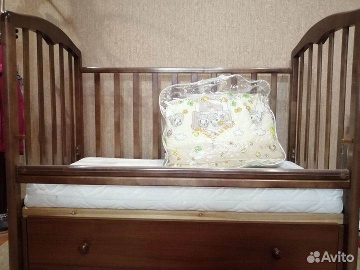 Детская кроватка с маятником