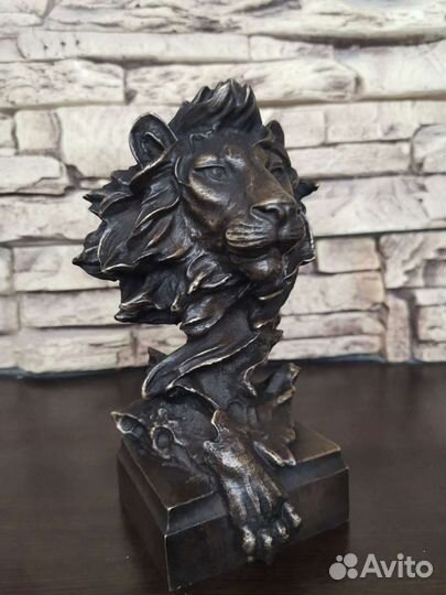 Сувенир из бронзы лев
