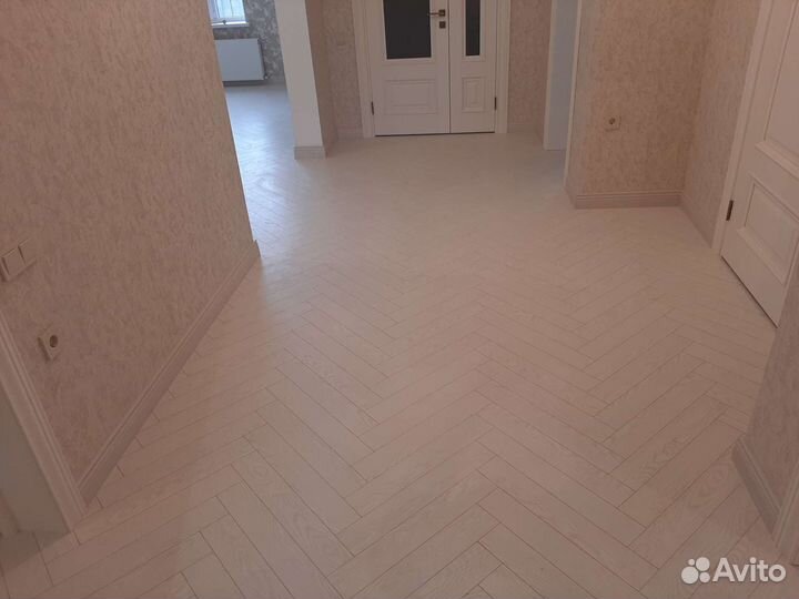 Укладка ламината, установка плинтуса, клейка обоев