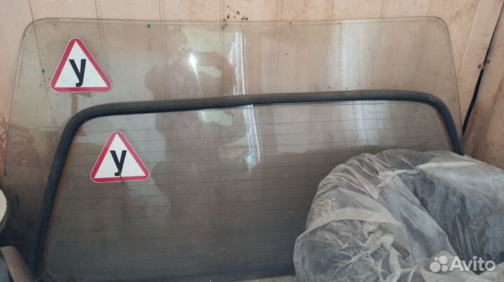 Стекло лобовое и заднее опеля-универсала