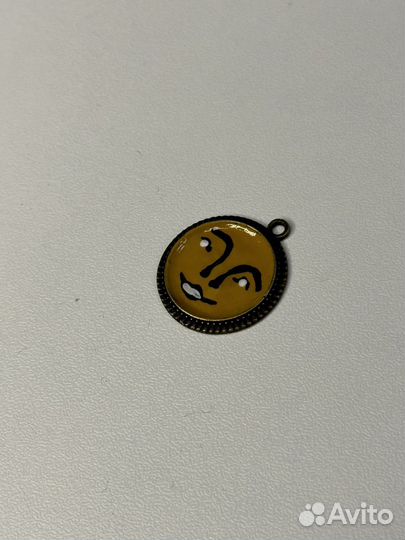 Кулон с рожицей y2k