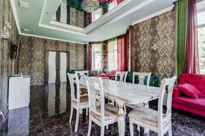 Коттедж 590 м² на участке 20 сот.