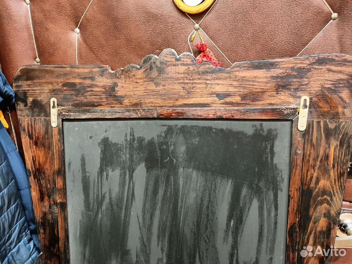 Зеркало в деревянной раме