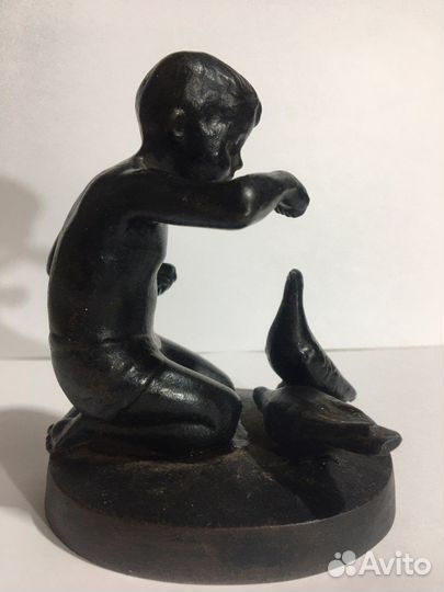 Каслинское литьё мальчик кормит голубей