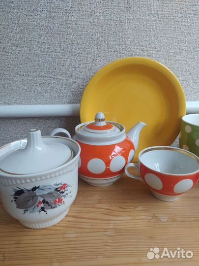 Посуда чашки, бокалы, чайник, сахарница, тарелка