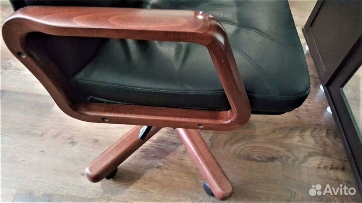 Кресло руководителя кожа и дерево