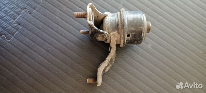 Опора двигателя правая Toyota harrier