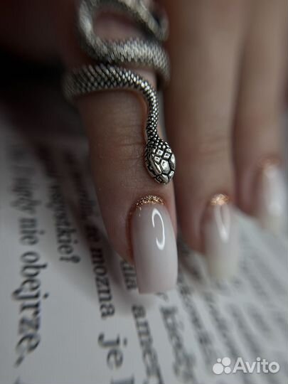 Модель на маникюр