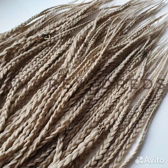 Д.Е. дреды и короткие Д.Е. косы