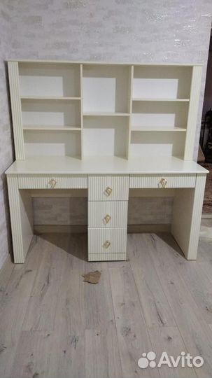 Письменный стол для школьника на двоих