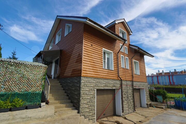 Дом 215,4 м² на участке 9,8 сот.