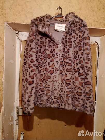 Искусственная шуба короткая с капюшоном