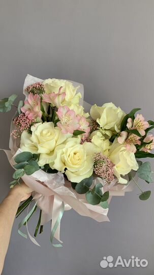 Букет из ажурных роз с эвкалиптом