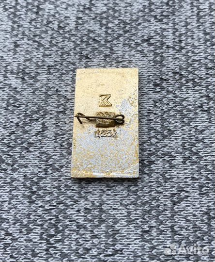 Значок времен СССР - Университет - Черновцы - Укра