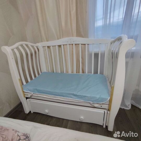 Детская кроватка с продольным маятником