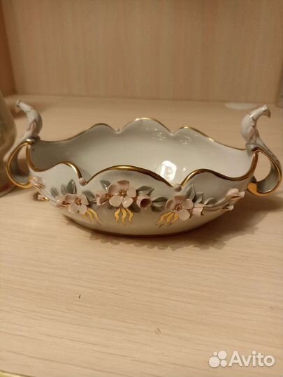 Ваза для цветов, украшенная лепным декором