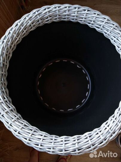 Плетёное кашпо из ротанга