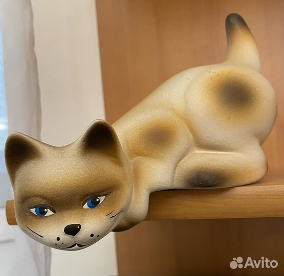 Кот на полку статуэтка