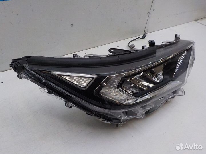 Фара правая на Toyota RAV-4 8114542842